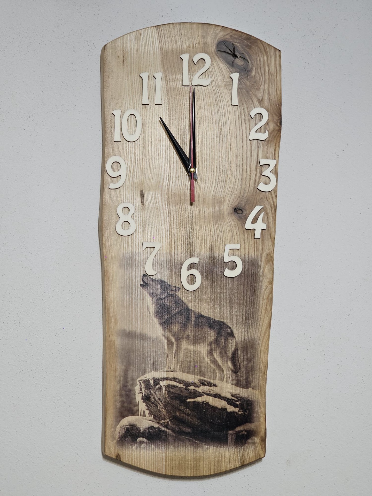 Drevené hodiny s motívom VLKA