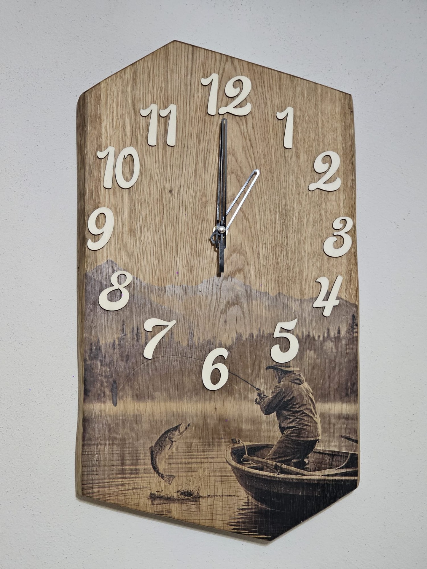 Drevené hodiny s motívom Rybára